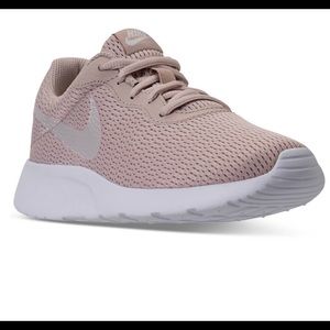 NEW Nike women’s tanjun casual sneakers size 10